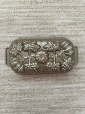 Nordic Ware Pumpkin Patch Leaves Loaf Pan 6 Cup 1 lb Fluted  9" x 5" x 2.5"